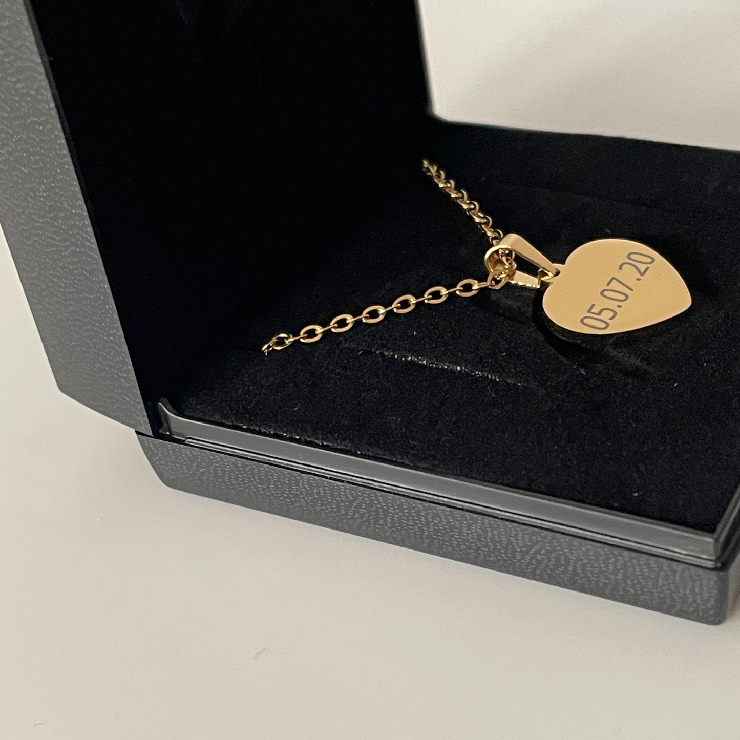 ENGRAVED HEART PENDANT - DAINTY